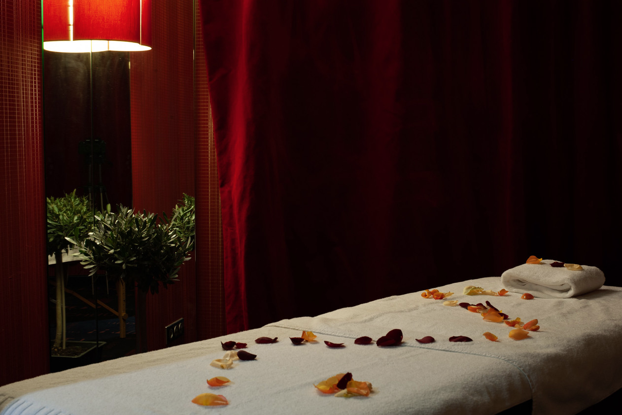Massage - Chambre Moulin Rouge - Secret de Paris Hotel & Spa****