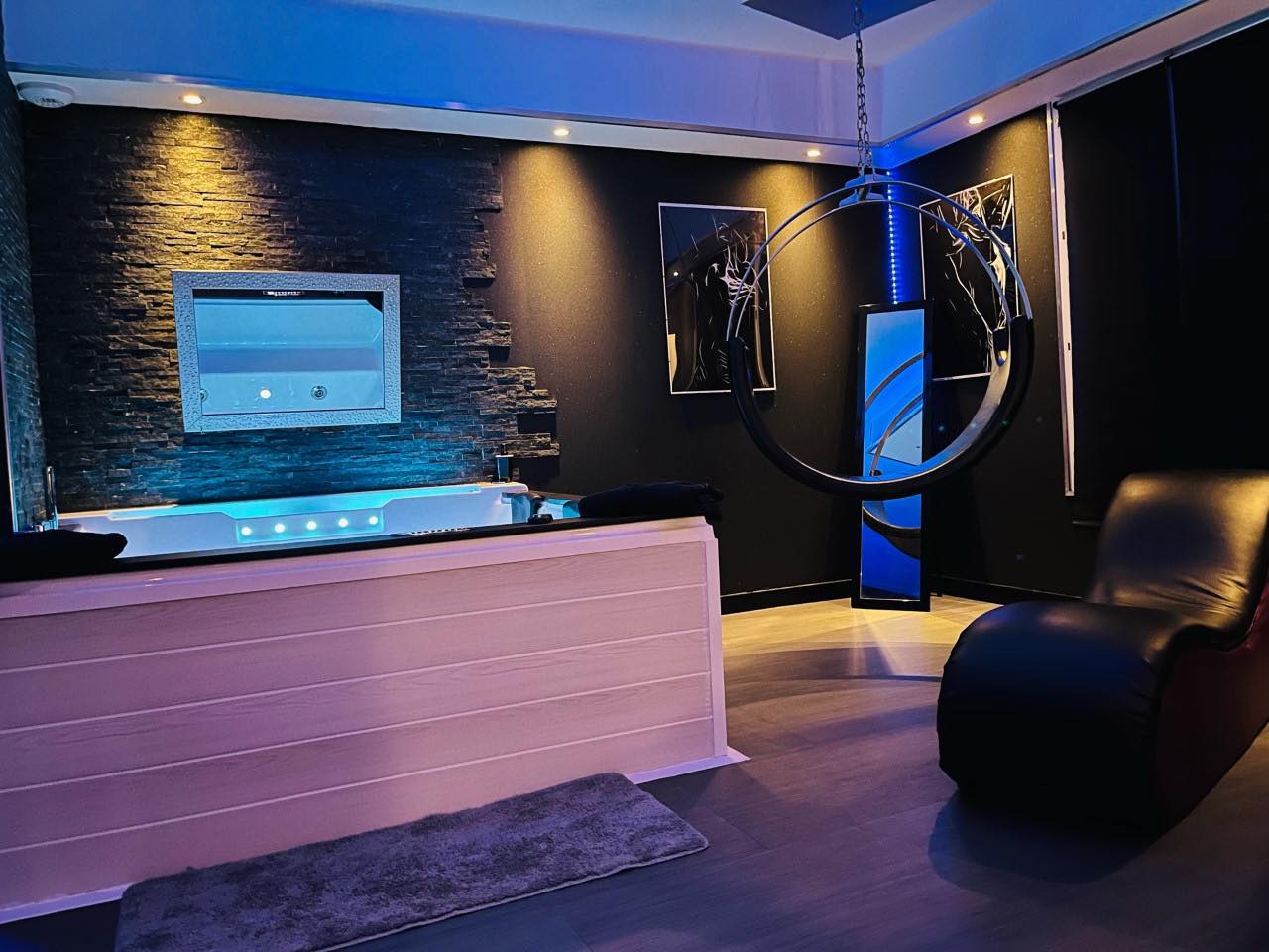 La Nuit Coquine à Le Mans avec jacuzzi privatif - Chambre romantique pour couple