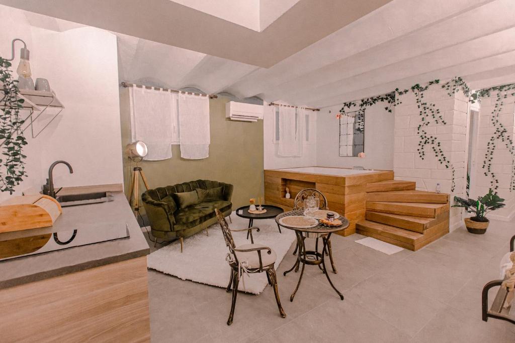 Salon & Jacuzzi - Suite Venusa Comédie