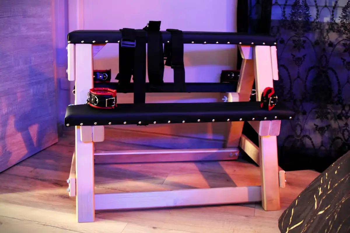 Banc Bondage - Enjoy Love Room