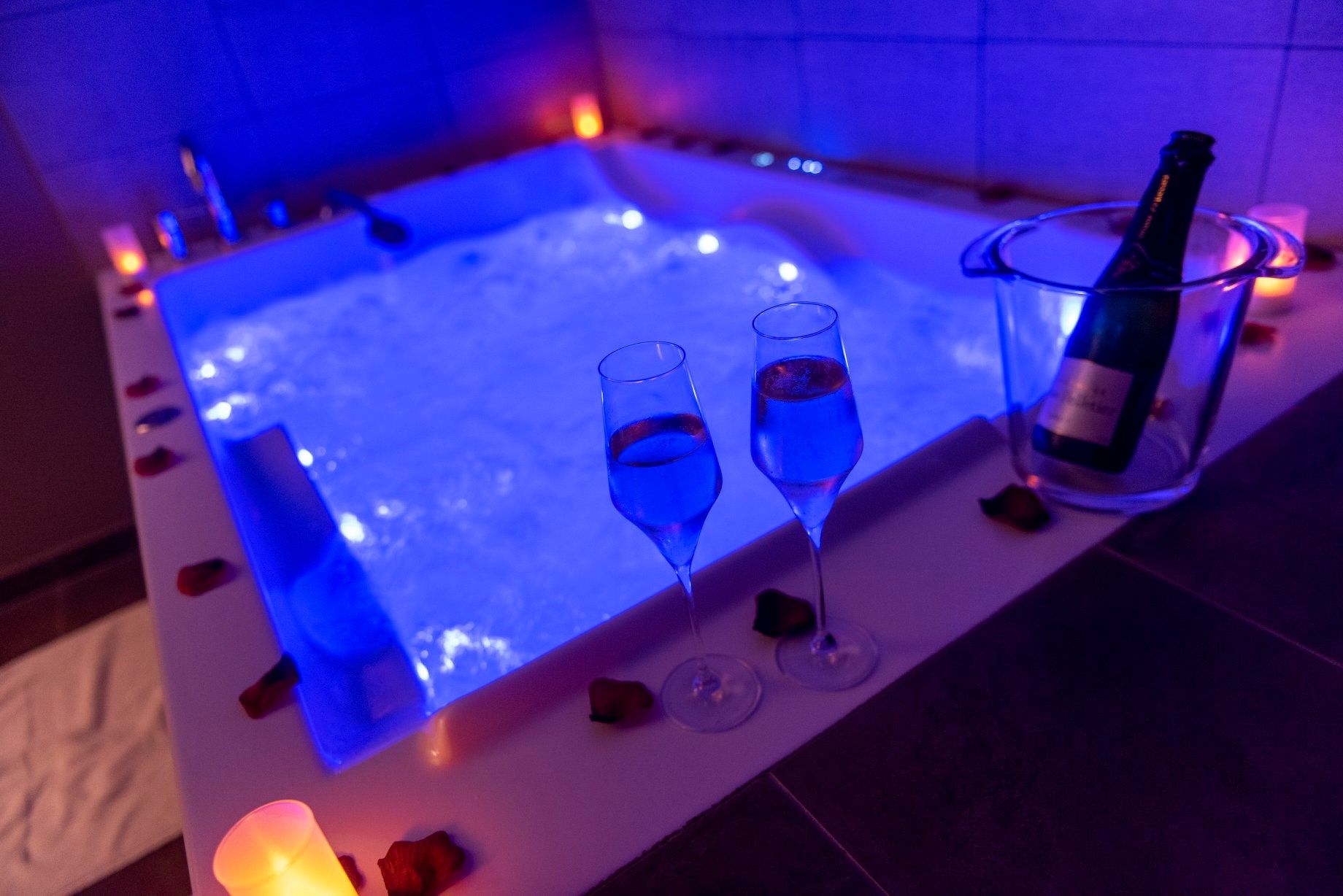 Baignoire Balnéo & Champagne - La Lodge- La Parenthèse Envoûtée