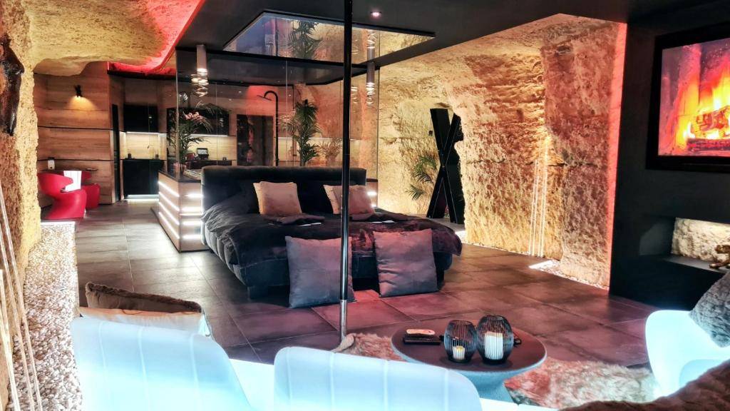 Omira Tours - Love Room