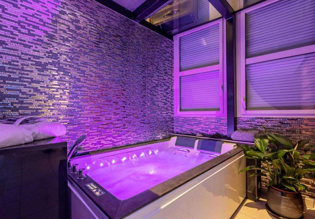 Baignoire Balnéo - Glam Reims New York - Glam'appart Spa