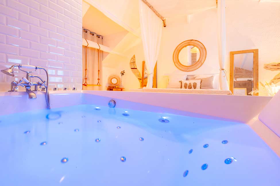 Baignoire Balnéo - Love Room Bohème - Les Petits Plaisirs Angers