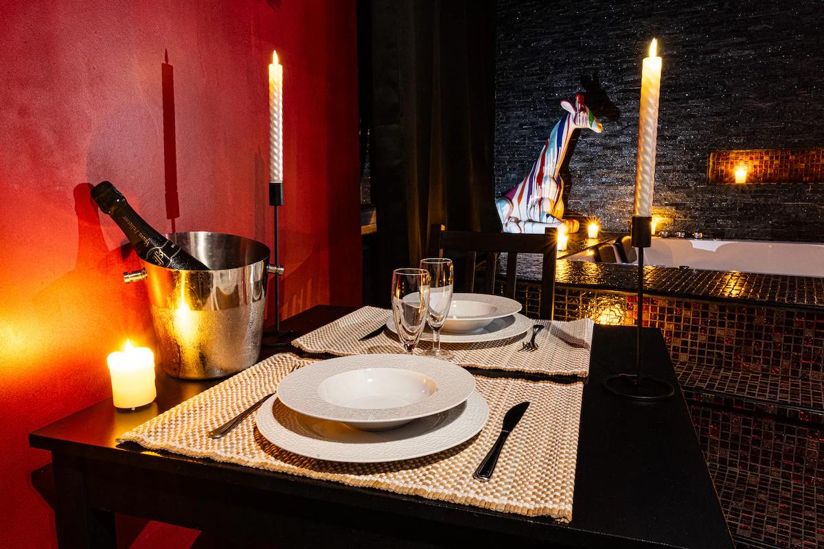 Coin repas - Le Boudoir des Sens - Suite Romantique Narbonne