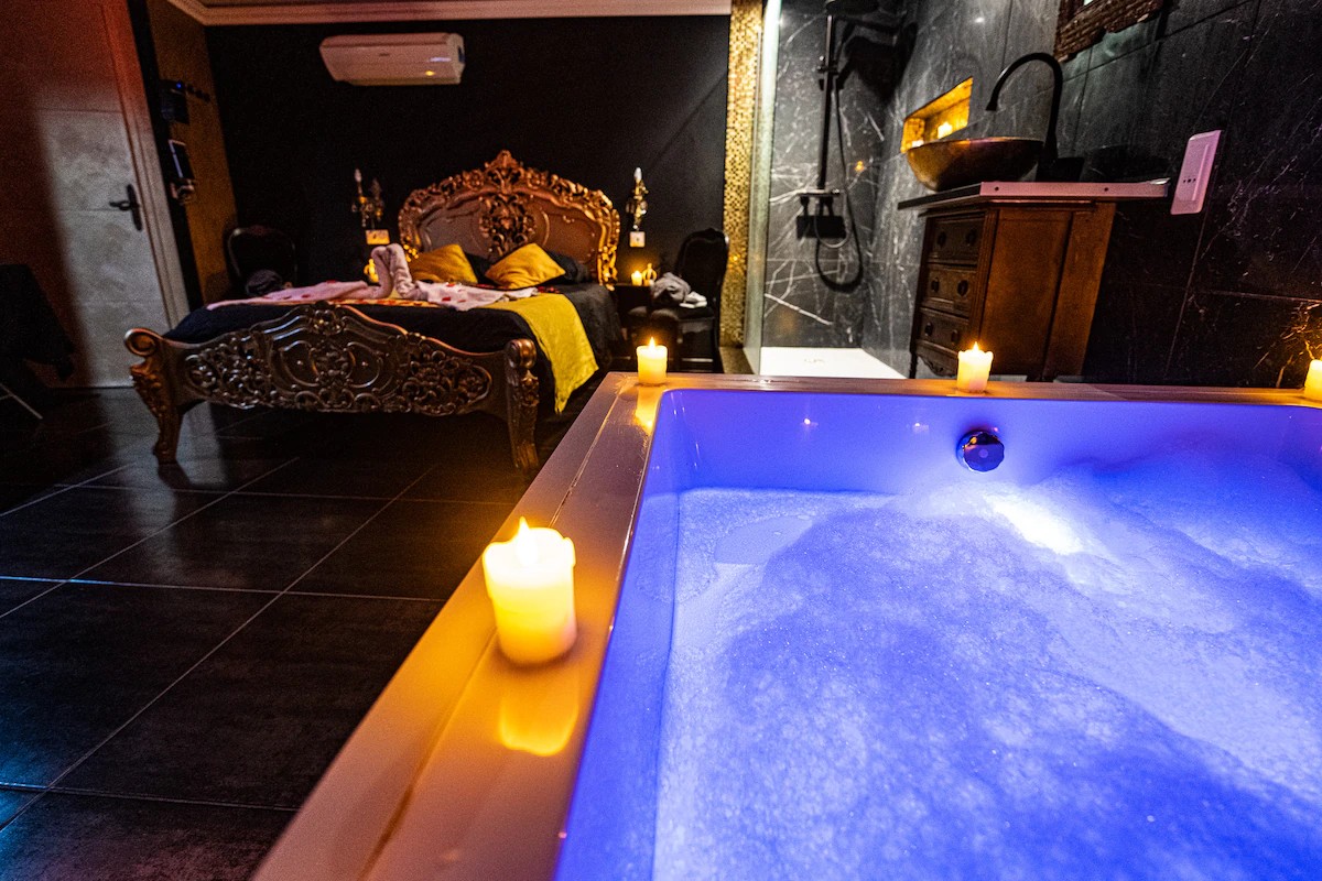 Majestic Bridgerton à Narbonne - Chambre romantique pour couple