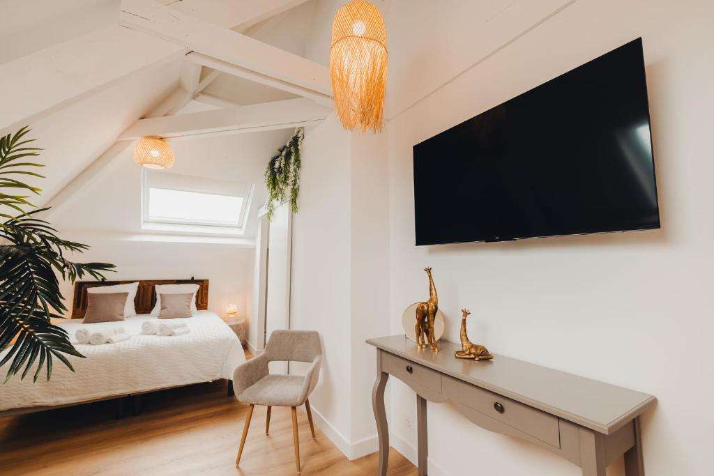 TV - Lit - Suite Balnéo - Au coin de Paradis