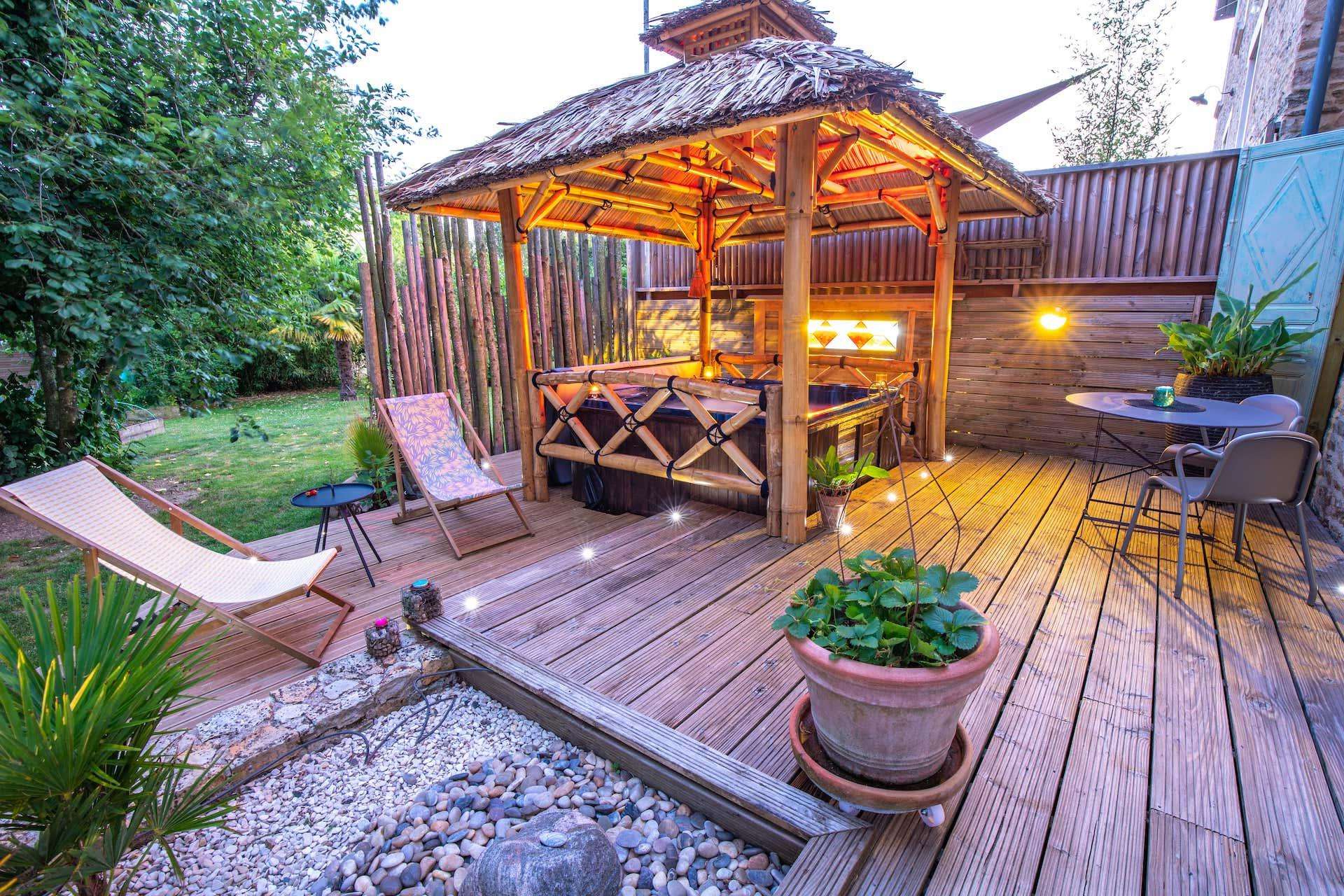 Jacuzzi extérieur - Chambre Indienne - Le Presbytère de Pancé