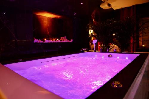 Baignoire Balnéo - Love Room Gold - Les Délices Rooms