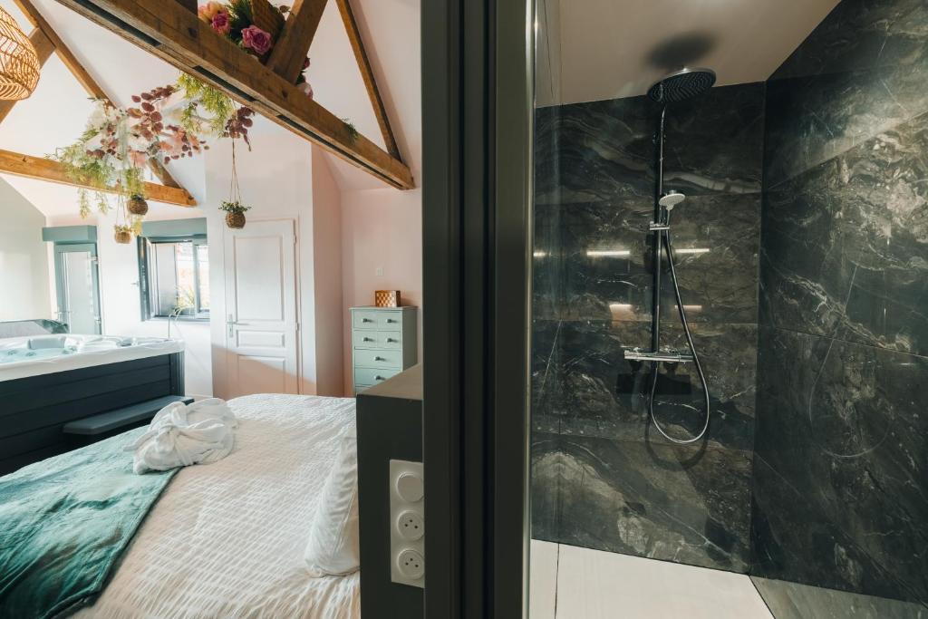 Chambre & Douche -  Suite Love Room - Au coin de Paradis