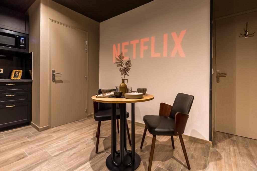 Grand écran et coin repas - Le Clandestin Arras