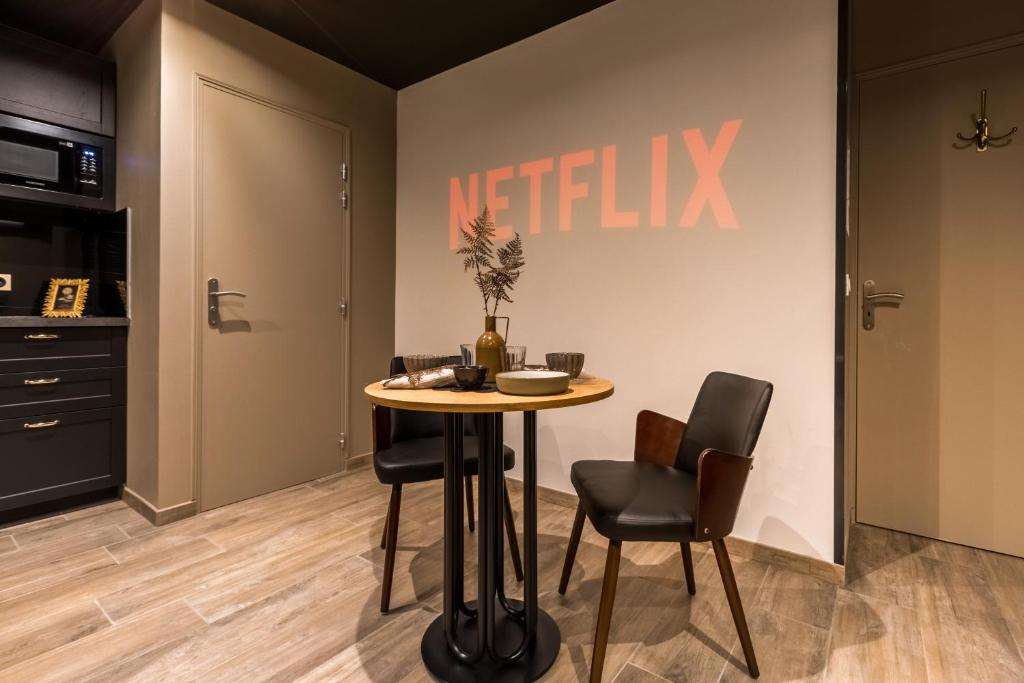 Grand écran et coin repas - Le Clandestin Arras