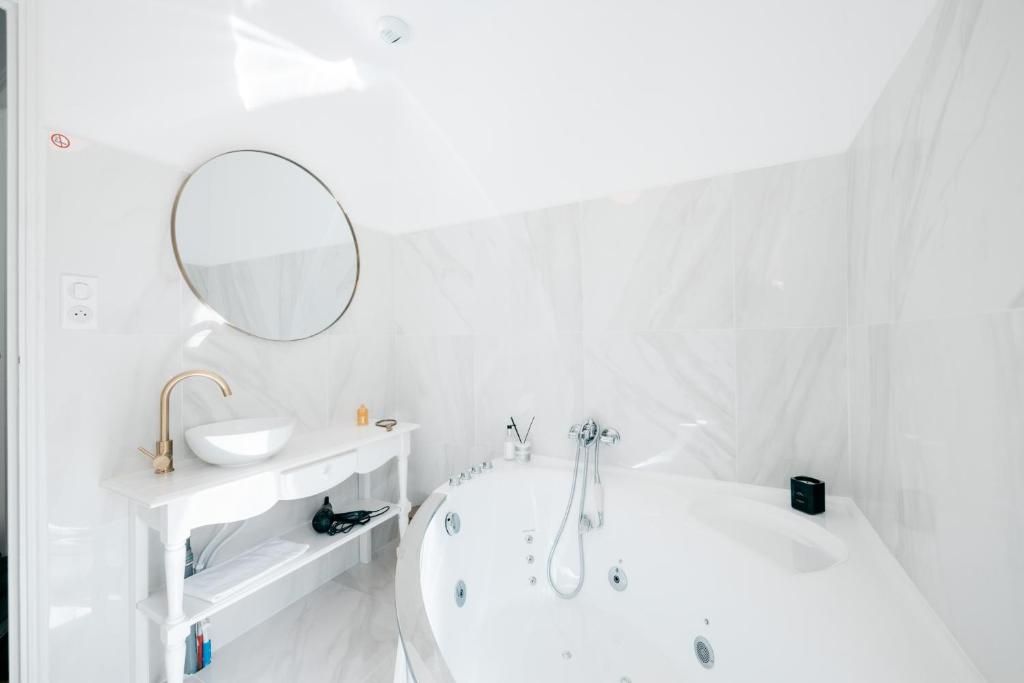 Salle d'eau avec Baignoire Balnéo - La Suite 26 - Les Précieuses Avignon