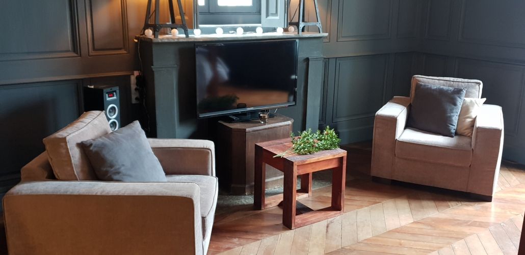 Espace salon avec TV - Suite Chapelle Romantique - Château Duo