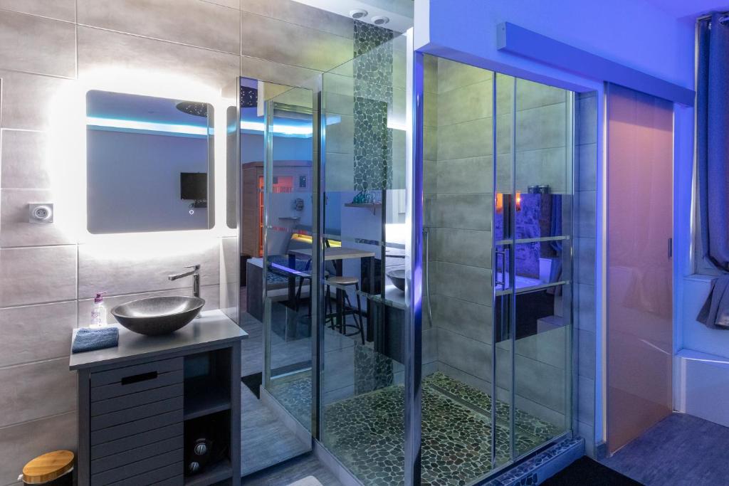 Salle d'eau - Appartement Cocooning Spa - Spa Privatif Dijon