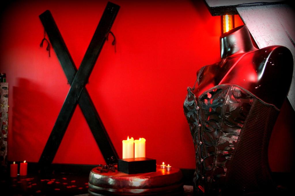 Croix de Saint André - Chambre Rouge BDSM - L'Impertinente 