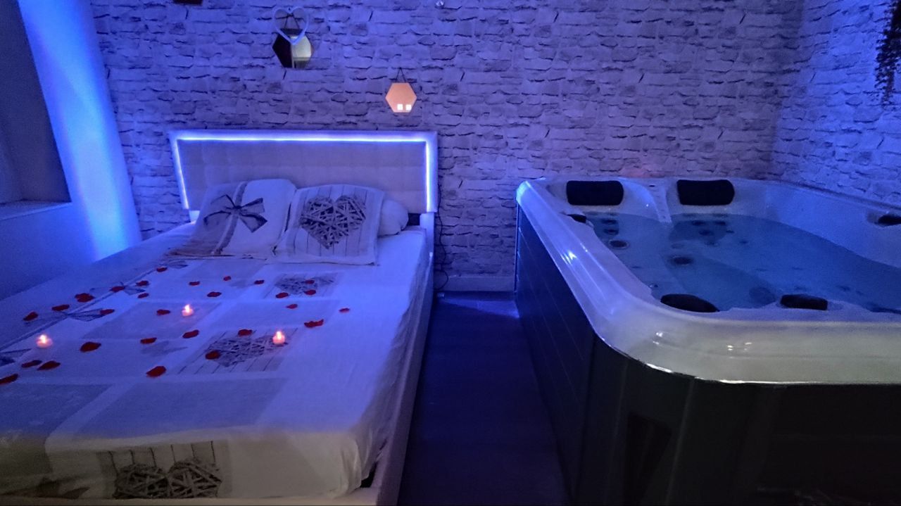 Lit & Jacuzzi - La Suite de chez Adeline - Photo JPC