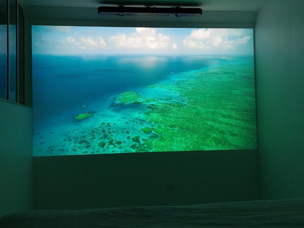 Home Cinema - Love Room White - Les Délices Rooms