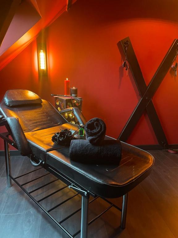 Table de Massage & Croix de Saint André - Chambre Rouge BDSM - L'Impertinente 