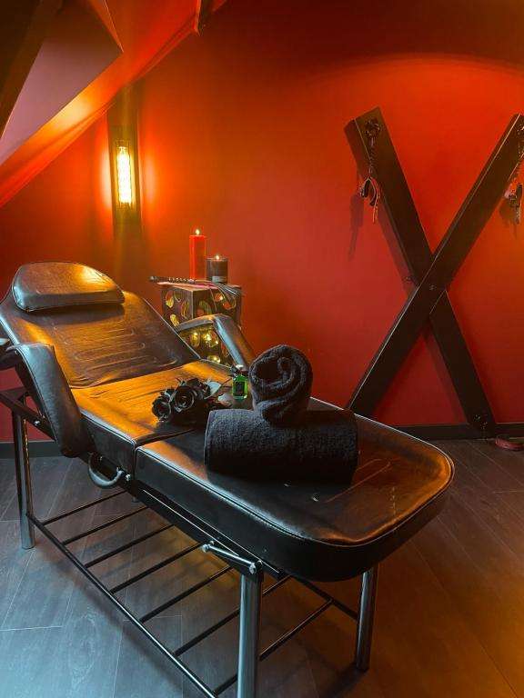 Table de Massage & Croix de Saint André - Chambre Rouge BDSM - L'Impertinente
