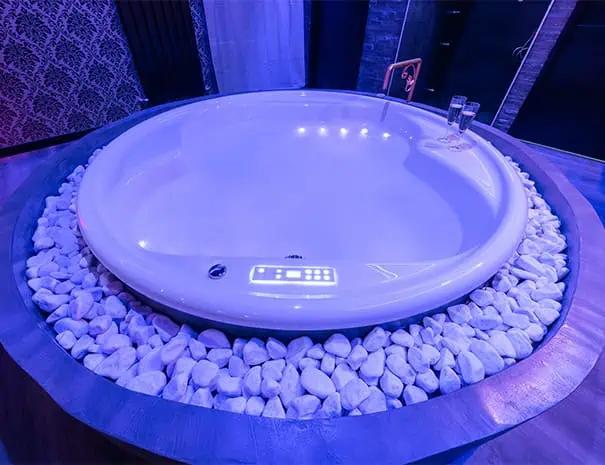 Baignoire balnéo - Suite Romantique - Cupidon Love Room