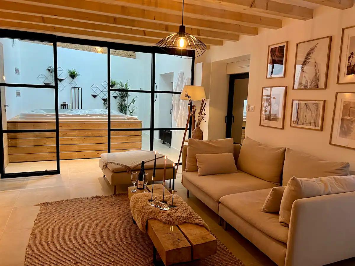 Salon & Jacuzzi - Le Nid KalyÔpée - Kastell Ô fil de l’eau