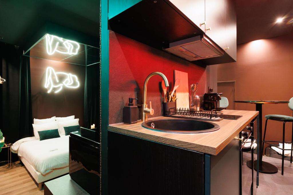Kitchenette - Suite Aphrodisia - ambiance interdite - Just For Us