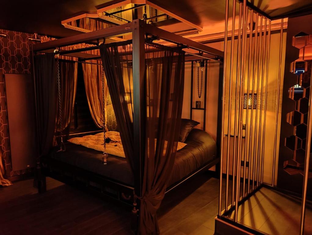 Lit à Baldaquin - Le Donjon de la Tentation