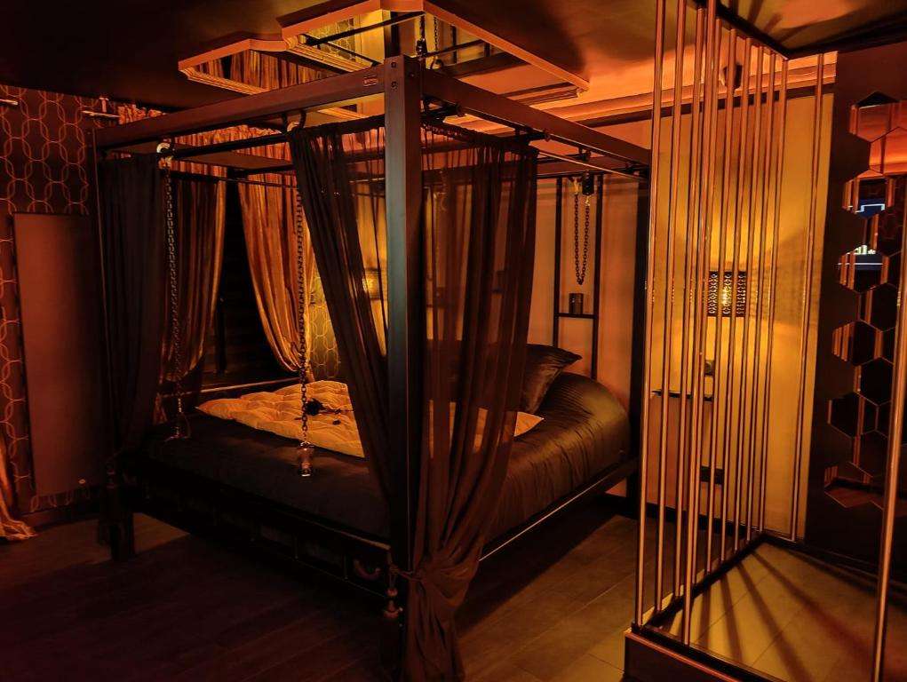 Lit à Baldaquin - Le Donjon de la Tentation