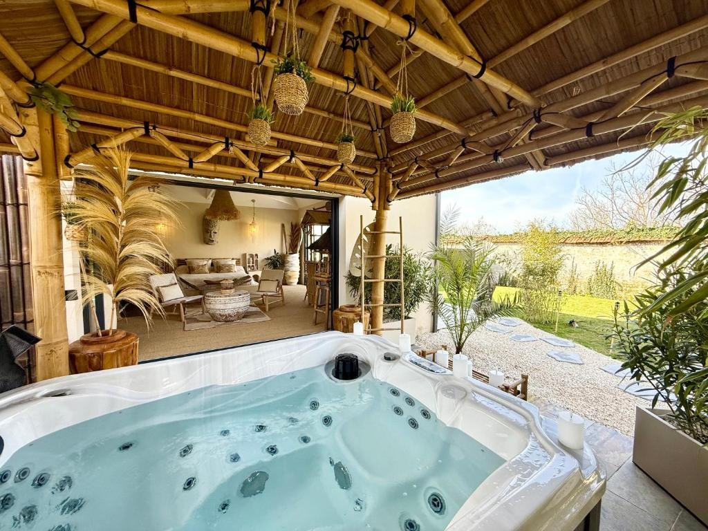 L'Escale à Bali à Chapet avec jacuzzi privatif - Chambre romantique pour couple