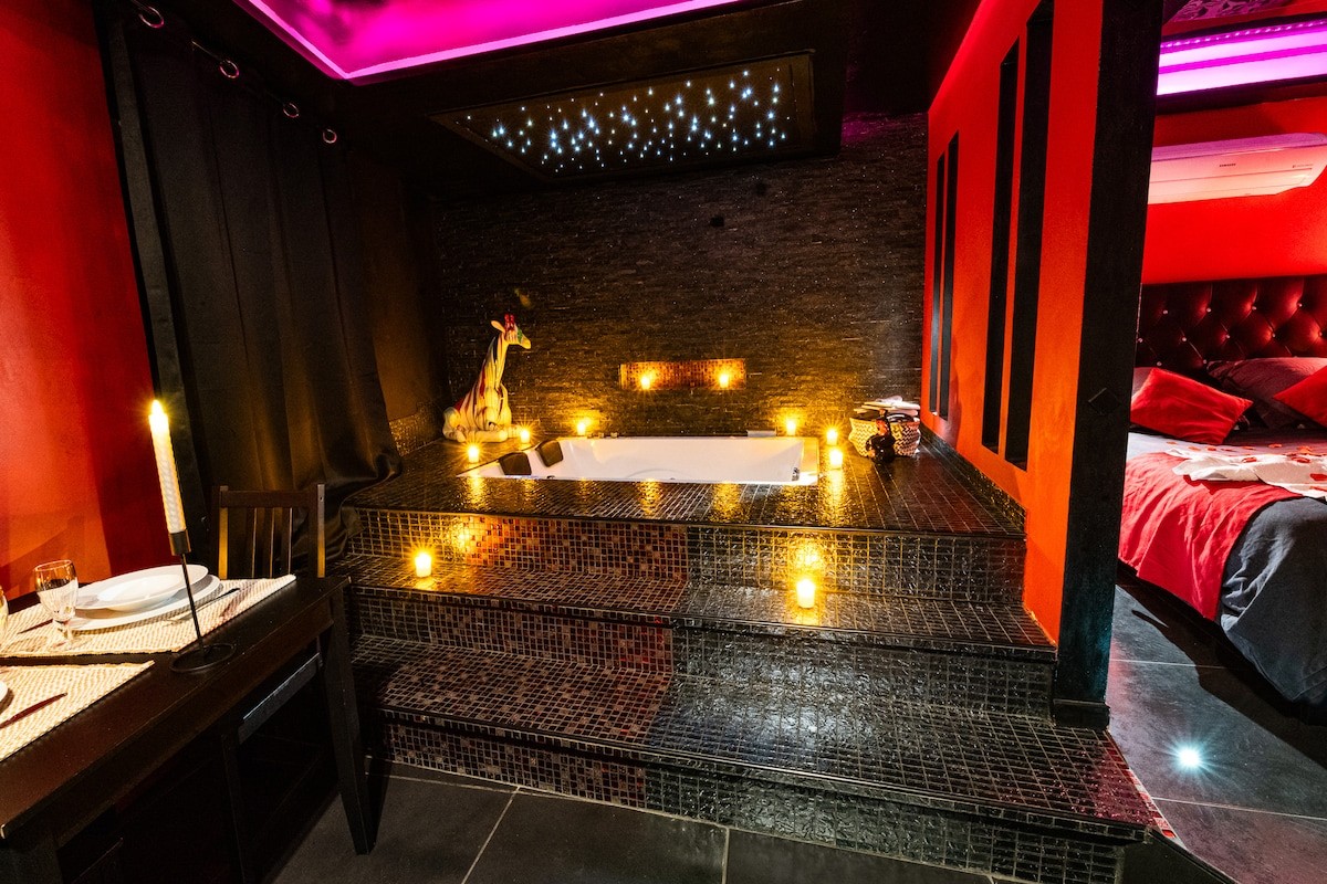 Le Boudoir des Sens à Narbonne avec jacuzzi privatif - Chambre romantique pour couple