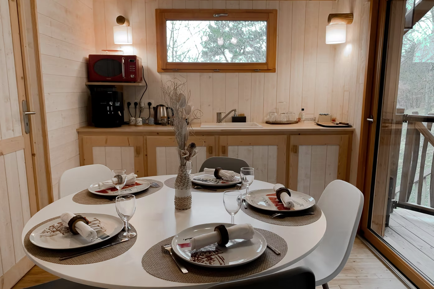 Coin Repas - Cabanes Châteaux Peydébé & Spa