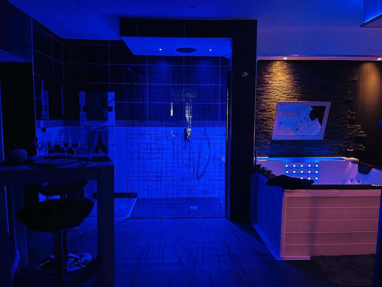Douche & Jacuzzi - La Nuit Coquine
