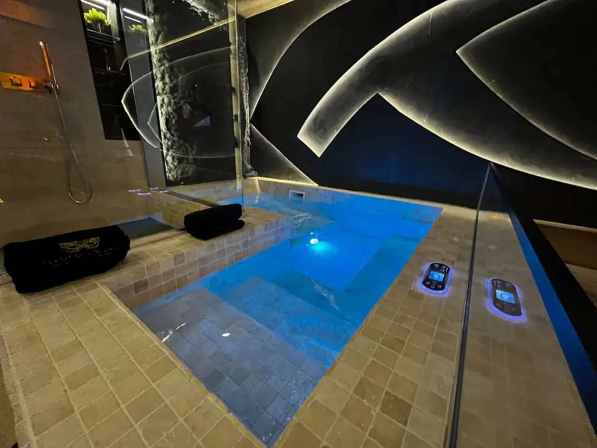 Spa Jacuzzi - L'Évasion des Désirs