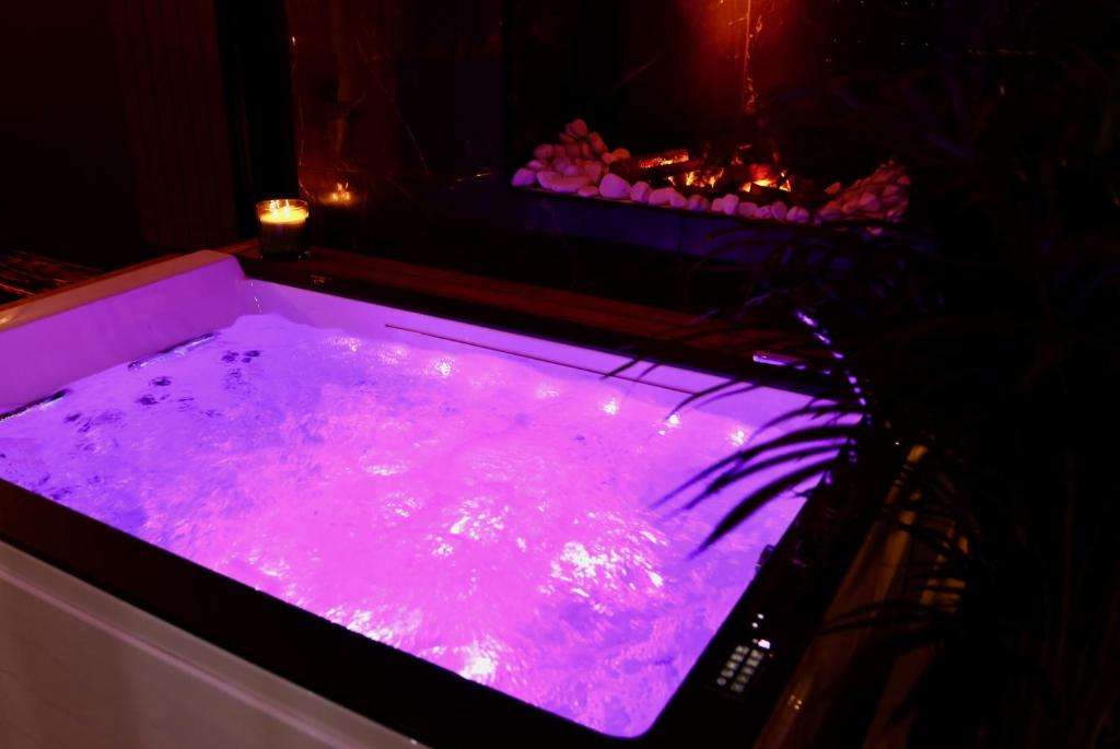 Baignoire Balnéo - Love Room Gold - Les Délices Rooms