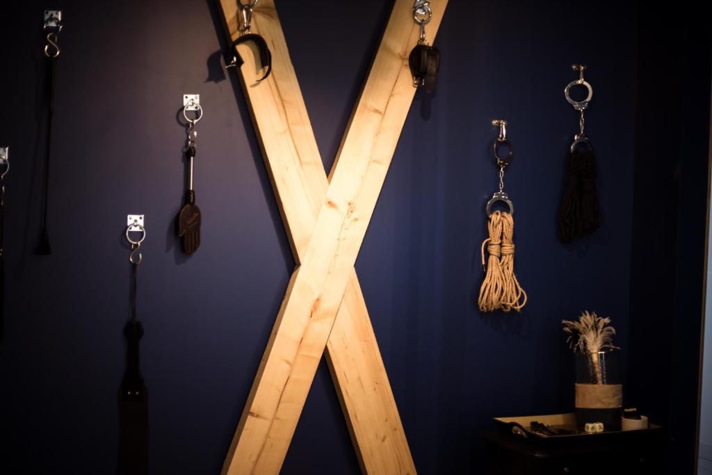 Croix de St André & Accessoires BDSM - Studio 50 Nuances - Votre Expérience Insolite