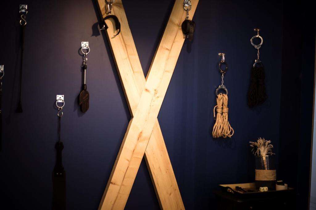 Croix de St André & Accessoires BDSM - Studio 50 Nuances - Votre Expérience Insolite