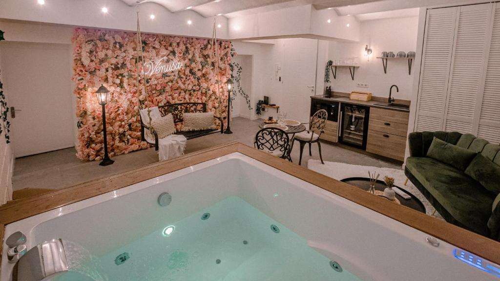 Baignoire Balnéo - Suite Venusa Comédie