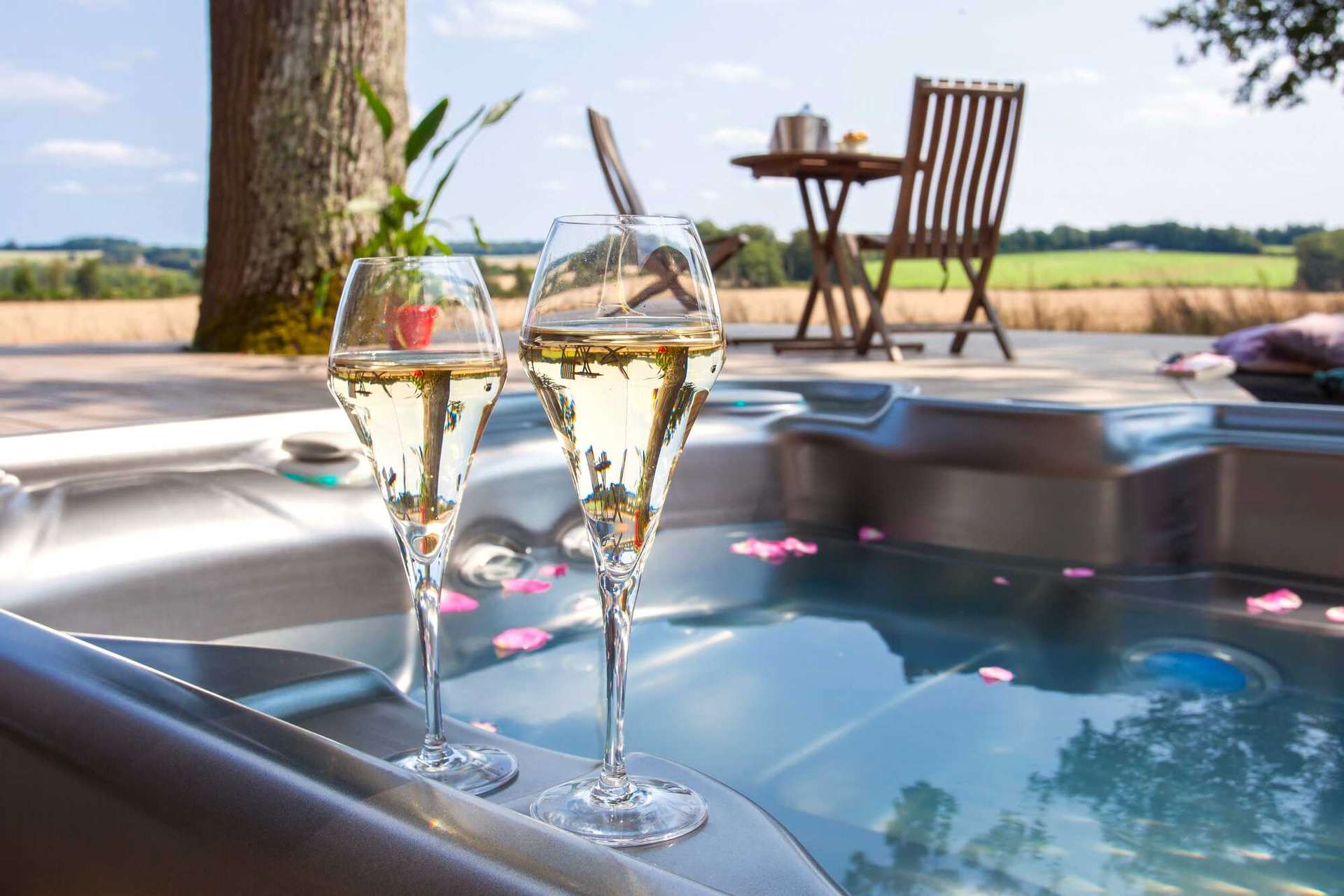 Jacuzzi extérieur - Gîte la Parenthèse - Domaine des Caillots