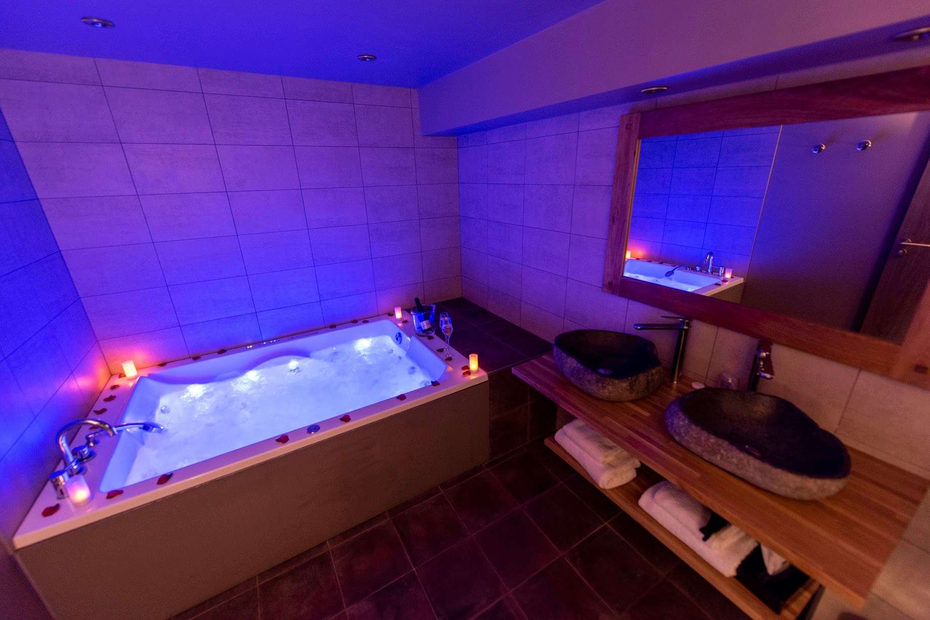 Salle de Bain - Baignoire Balnéo & Champagne - La Lodge- La Parenthèse Envoûtée