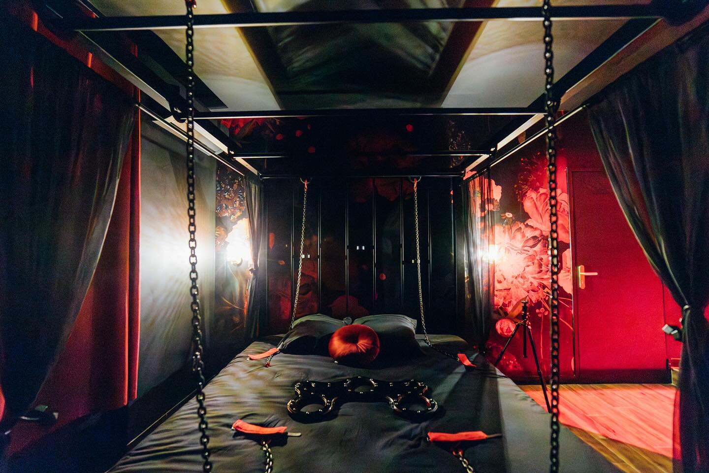 La Suite Interdite à Brive-la-Gaillarde - Chambre romantique pour couple