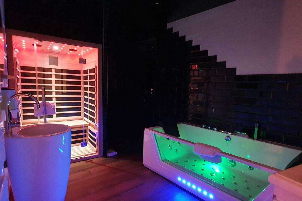 Salle de Bain - Sauna & Baignoire Banéo - Le Baldaquin - La Bayeuzen