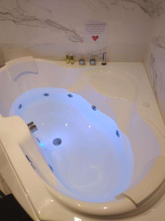 Baignoire Balnéo - Salle de Bain - Studio 50 Nuances - Votre Expérience Insolite