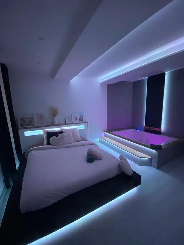 Chambre & Jacuzzi - Suite Wood -Les Suites B Spa 