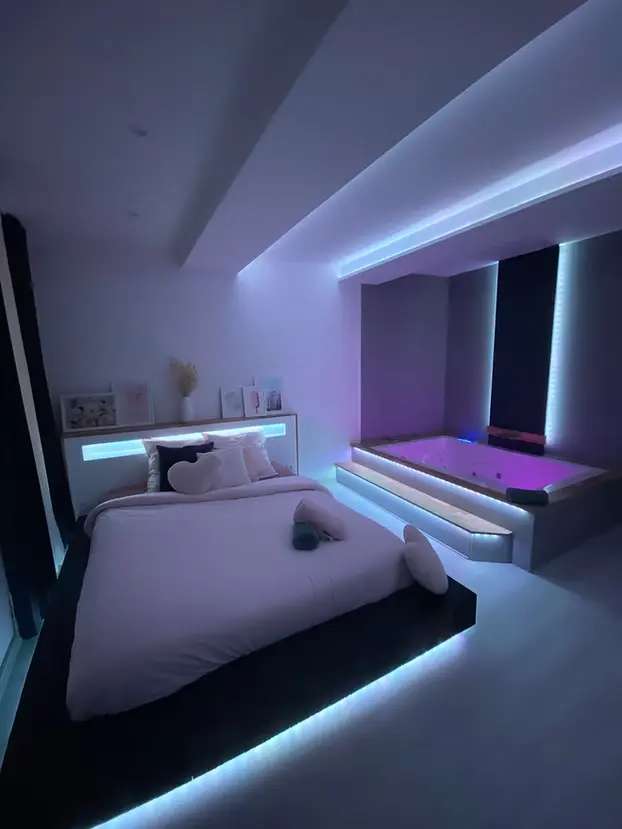 Chambre & Jacuzzi - Suite Wood -Les Suites B Spa