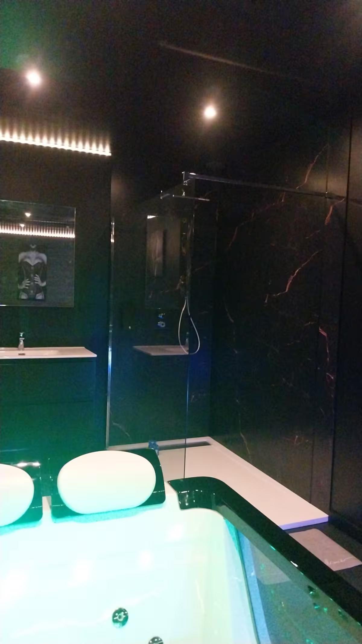 Douche - Baignoire Balnéo - La Chambre d'Aphrodite