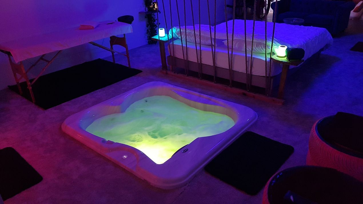 La Suite Fraise à Angers avec jacuzzi privatif - Chambre romantique pour couple