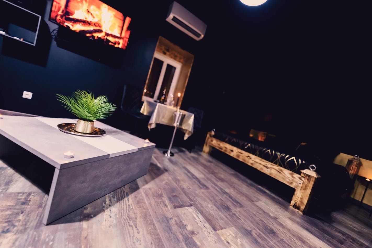 Vue sur le Lit - L'Écrin du Désir - Les Gîtes de Justine