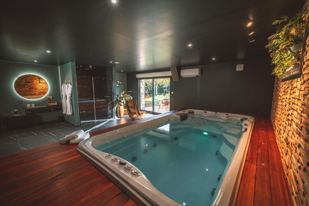 Le Secret de L'Élixir à Argentré-du-Plessis avec jacuzzi privatif - Chambre romantique pour couple