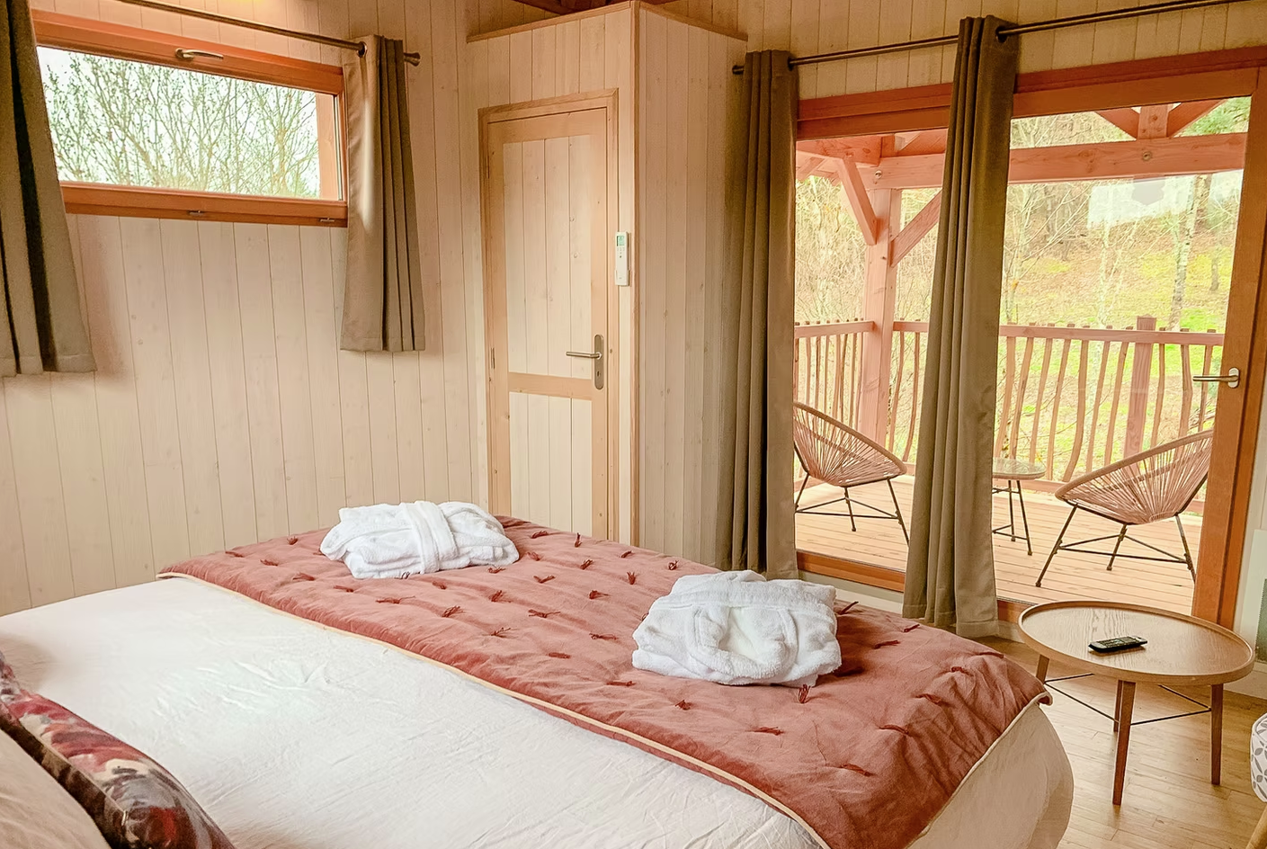 Chambre & Terrasse - Cabanes Châteaux Peydébé & Spa